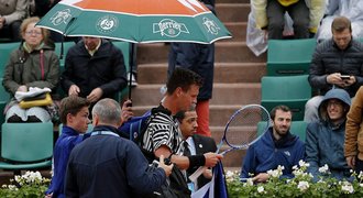 Berdych odehrál jen tři gamy, osmifinále mu odsunul déšť na středu