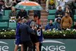 Tomáš Berdych schovaný pod deštníkem odchází z kurtu poté, co z osmifinále s Davidem Ferrerem odehrál jen tři gamy