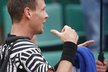 Tomáš Berdych pod deštníkem krátce poté, co rozehrál své pařížské osmifinále proti Davidu Ferrerovi