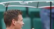 Tomáš Berdych pod deštníkem krátce poté, co rozehrál své pařížské osmifinále proti Davidu Ferrerovi