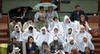 Skupinka diváků v pláštěnkách na zápase Tomáš Berdych - Jo-Wilfried Tsonga