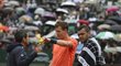 Přerušit, či nepřerušit? Tomáš Berdych a Jo-Wilfried Tsonga diskutují s rozhodčím během osmifinále French Open