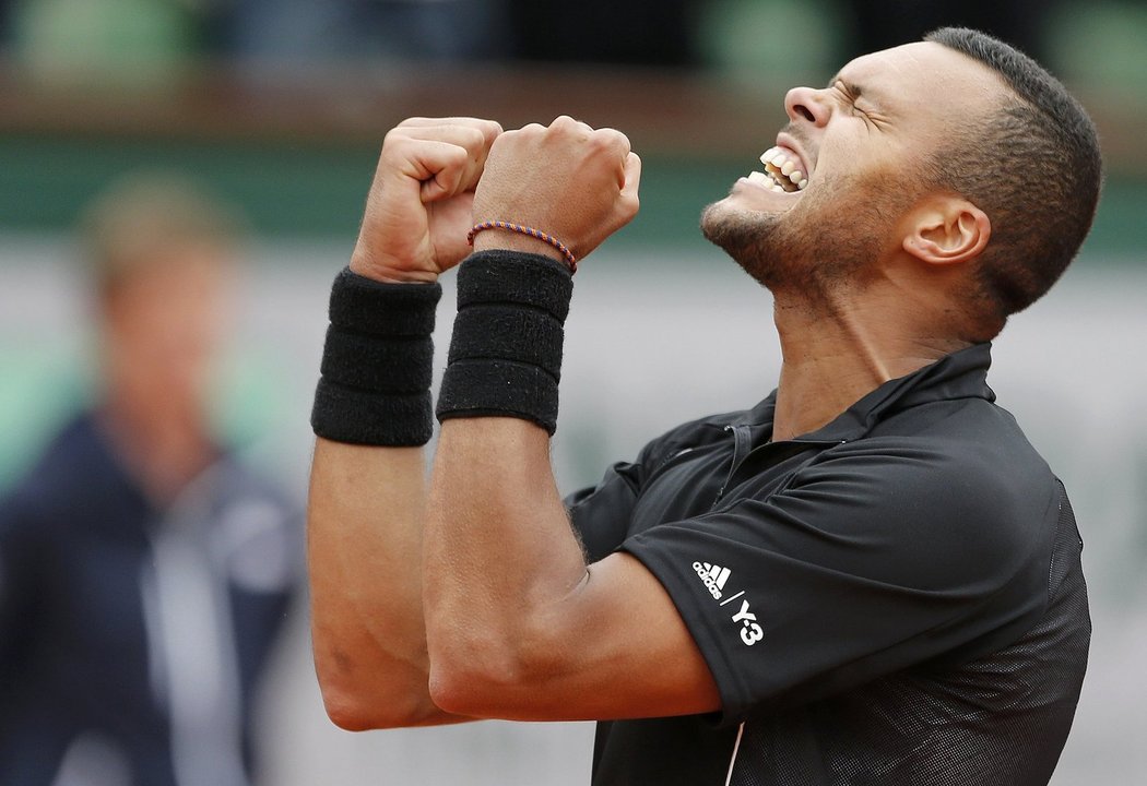 Jo-Wilfried Tsonga se raduje po osmifinálovém triumfu nad Tomášem Berdychem