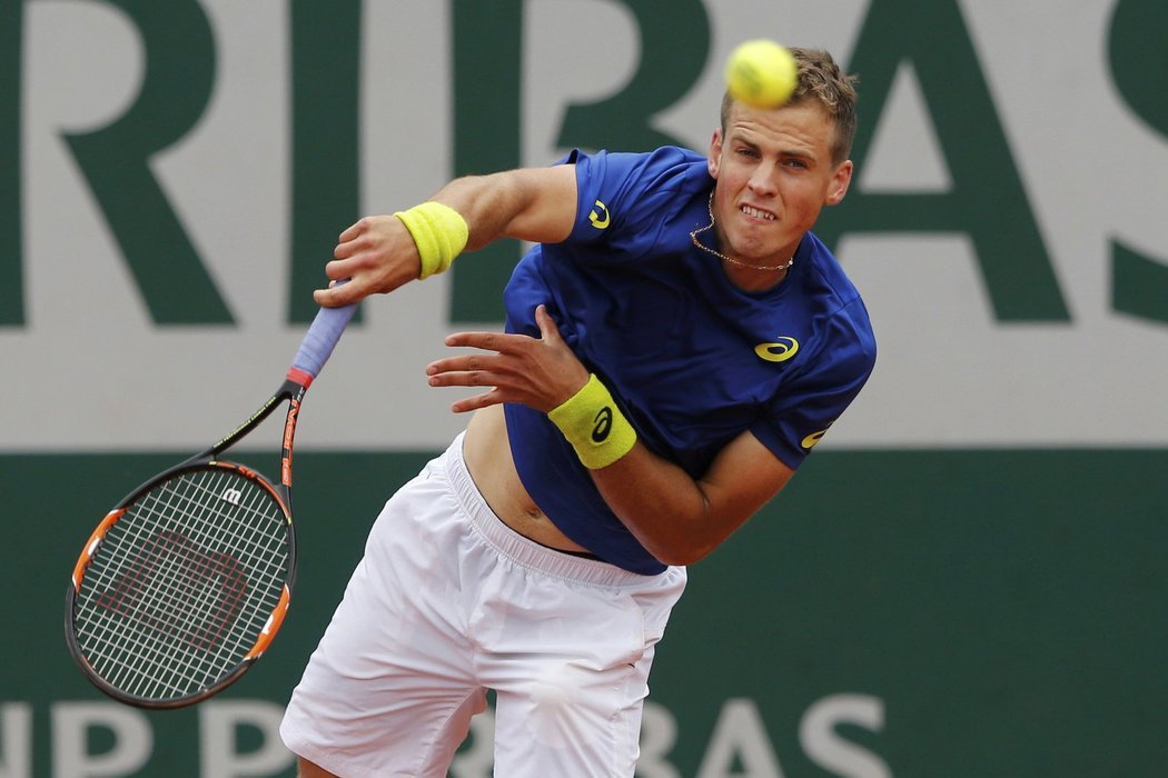 Kanaďan Vasek Pospisil podává proti Tomáši Berdychovi v prvním kole French Open