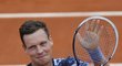 Tomáš Berdych tleská fanouškům po svém postupu do druhého kola French Open