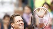 Tomáš Berdych děkuje fanouškům po svém vítězném osmifinále French Open s Johnem Isnerem