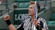 Tomáš Berdych se raduje z postupu do čtvrtfinále French Open po výhře nad Davidem Ferrerem