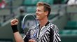 Tomáš Berdych slaví, právě porazil Davida Ferrera a postoupil do čtvrtfinále French Open