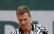 Tomáš Berdych se hecuje v zápase prvního kola French Open s Vaskem Pospisilem