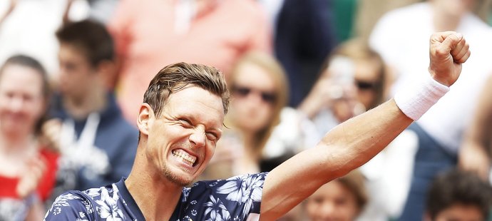 Tomáš Berdych a jeho vítězné gesto po postupu do čtvrtfinále French Open