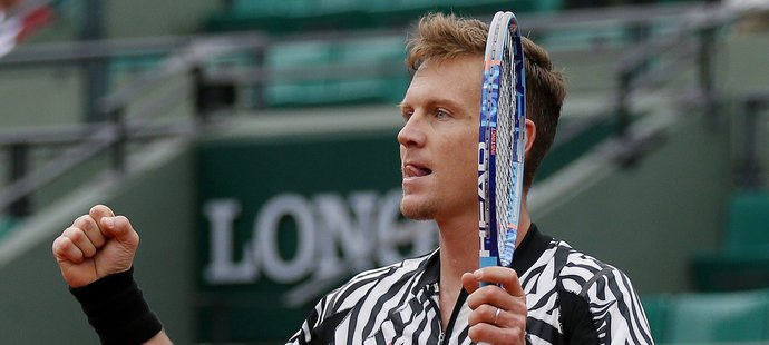 Tomáš Berdych se raduje z postupu do čtvrtfinále French Open po výhře nad Davidem Ferrerem