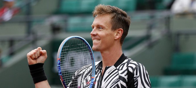 Tomáš Berdych slaví, právě porazil Davida Ferrera a postoupil do čtvrtfinále French Open