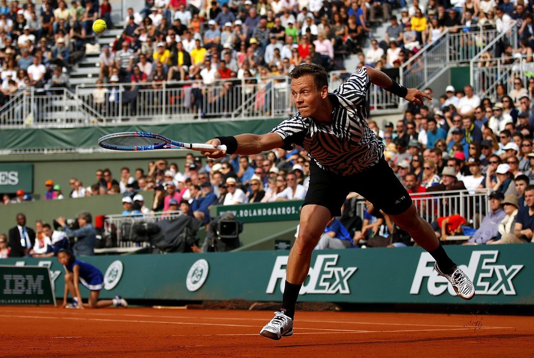 Tomáš Berdych se natahuje po míčku z rakety Pabla Cuevase ve třetím kole French Open
