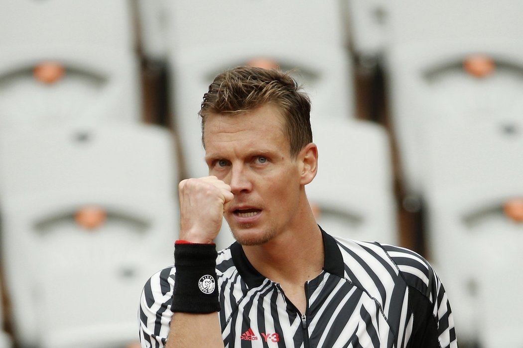 Tomáš Berdych se raduje v osmifinále French Open proti Davidu Ferrerovi