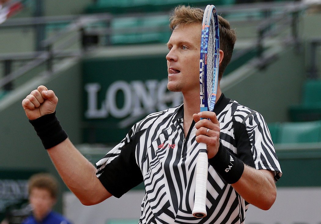 Tomáš Berdych se raduje z postupu do čtvrtfinále French Open po výhře nad Davidem Ferrerem