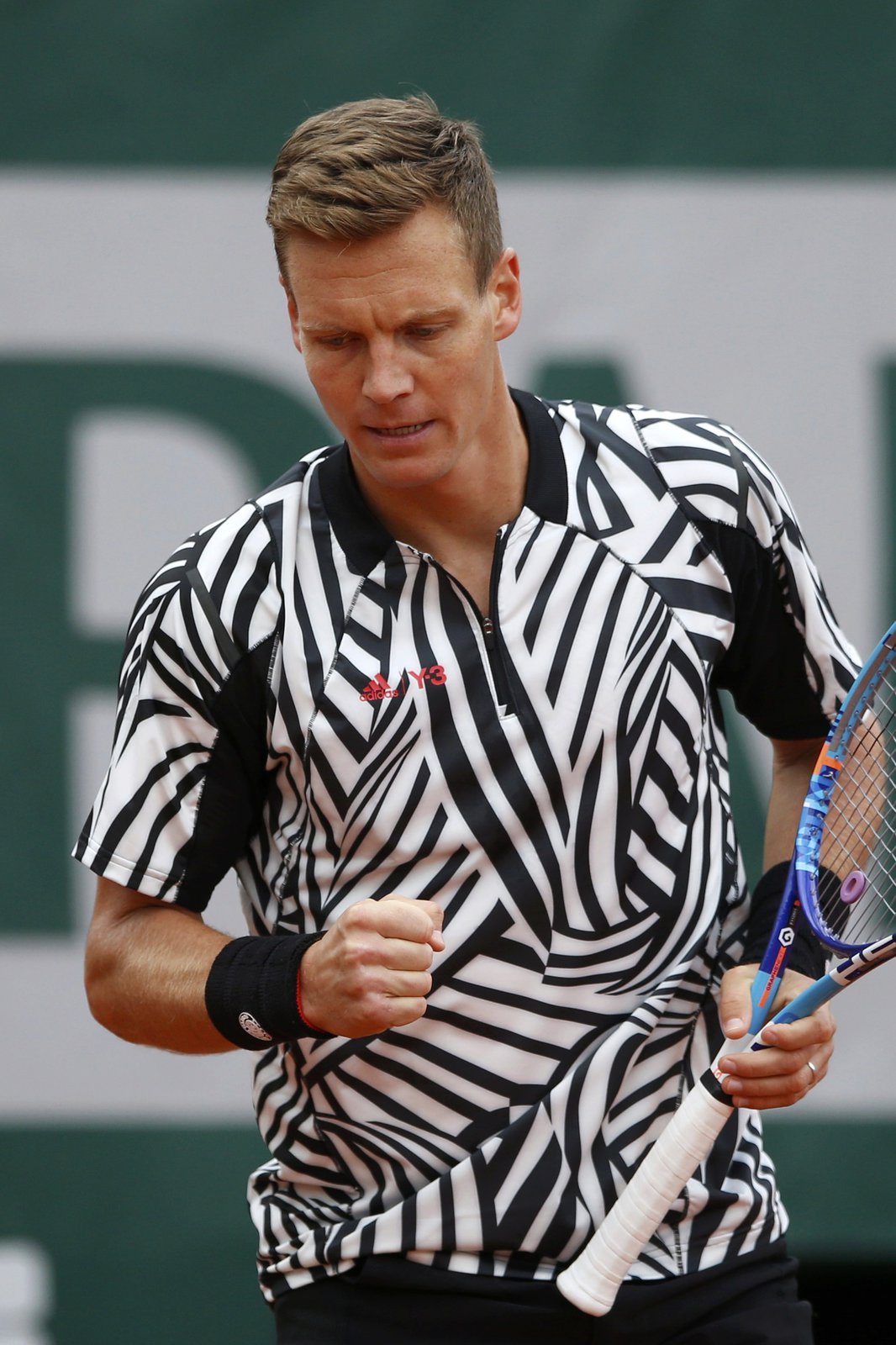 Tomáš Berdych se hecuje v zápase prvního kola French Open s Vaskem Pospisilem