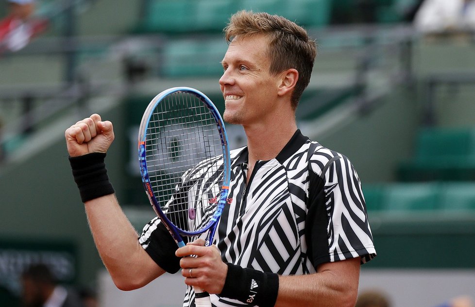 Tomáš Berdych slaví, právě porazil Davida Ferrera a postoupil do čtvrtfinále French Open