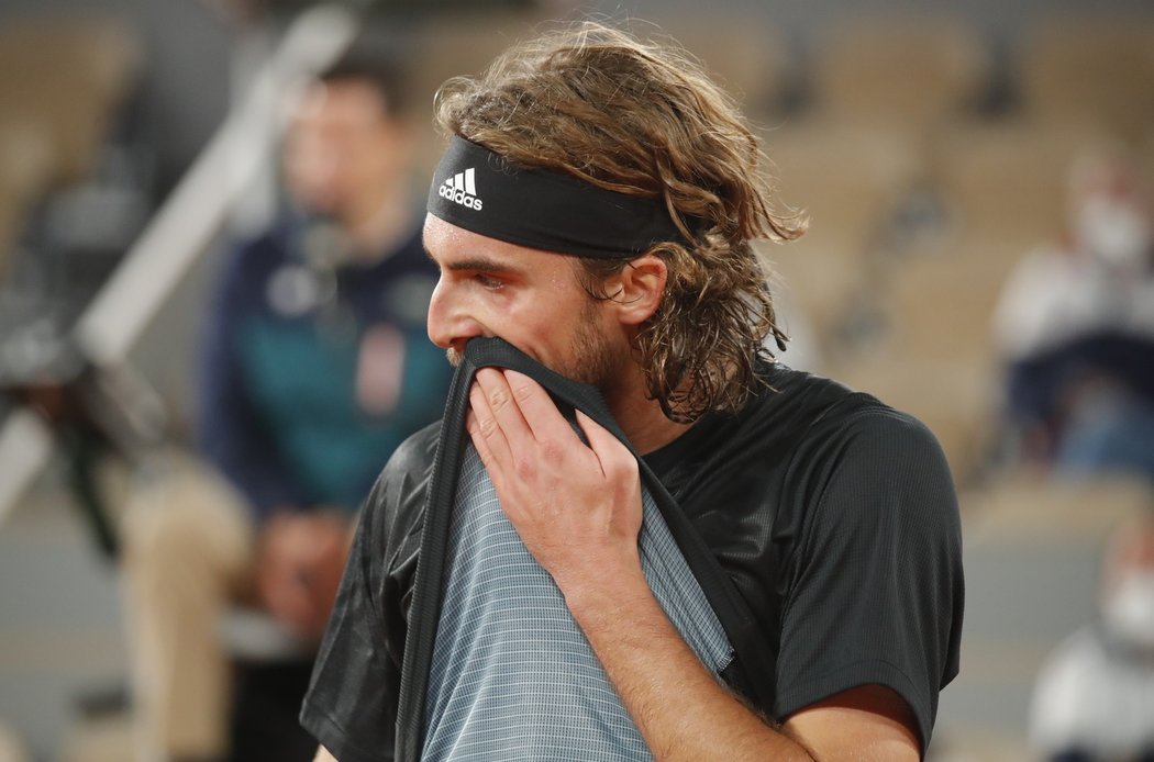 Stefanos Tsitsipas během dramatického semifinále s Novakem Djokovičem