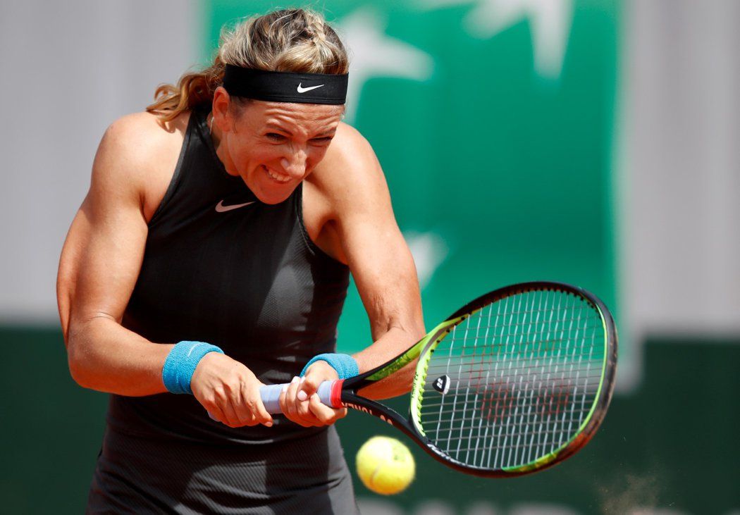 Ani svalnaté ruce nepomohly bývalé světové jedničce Viktorii Azarenkové k postupu do druhého kola French Open