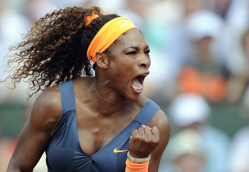 Je to tam! Serena Williamsová slaví titul na French Open po finálové výhře nad Marií Šarapovovou