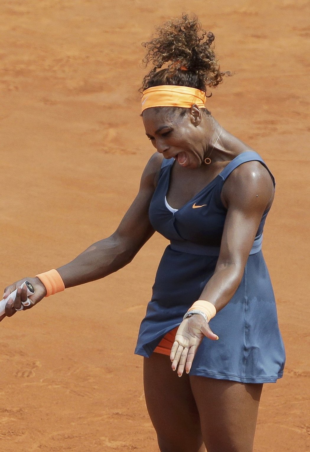 Serena Williamsová se rozčiluje po jedné z výměn v finále French Open proti Marii Šarapovové
