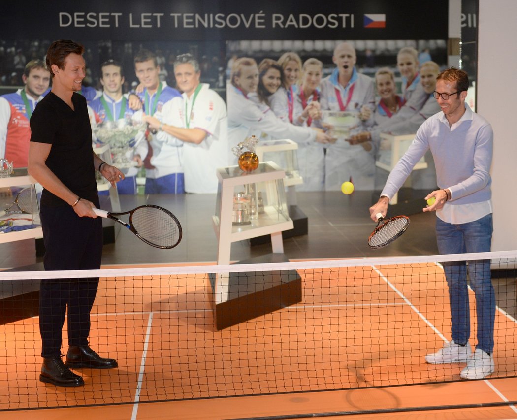 Bývalý tenista Radek Štěpánek (vpravo) a tenista Tomáš Berdych (vlevo) slavnostně otevřeli 18. října 2018 Tenisovou síň slávy v přízemí Galerie Harfa v Praze