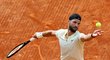 Grigor Dimitrov podává na turnaji v Monte Carlu