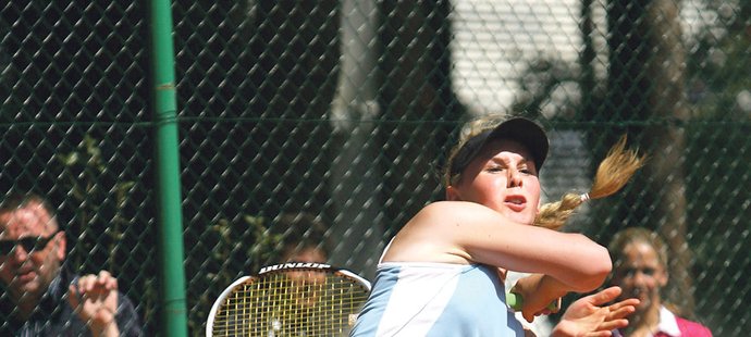 Ta síla a razance! Německá tenistka Sarah Gronert předvádí na kurtech mužský tenis a díky tomu nad svými soupeřkami často vyhrává.
