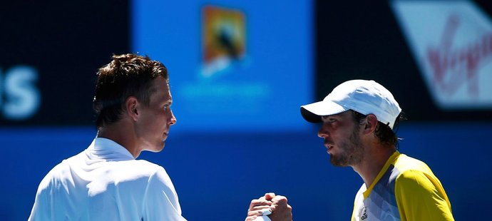 Tomáš Berdych (vlevo) si na Australian Open poradil s Guillaumem Rufinem a postupuje do třetího kola