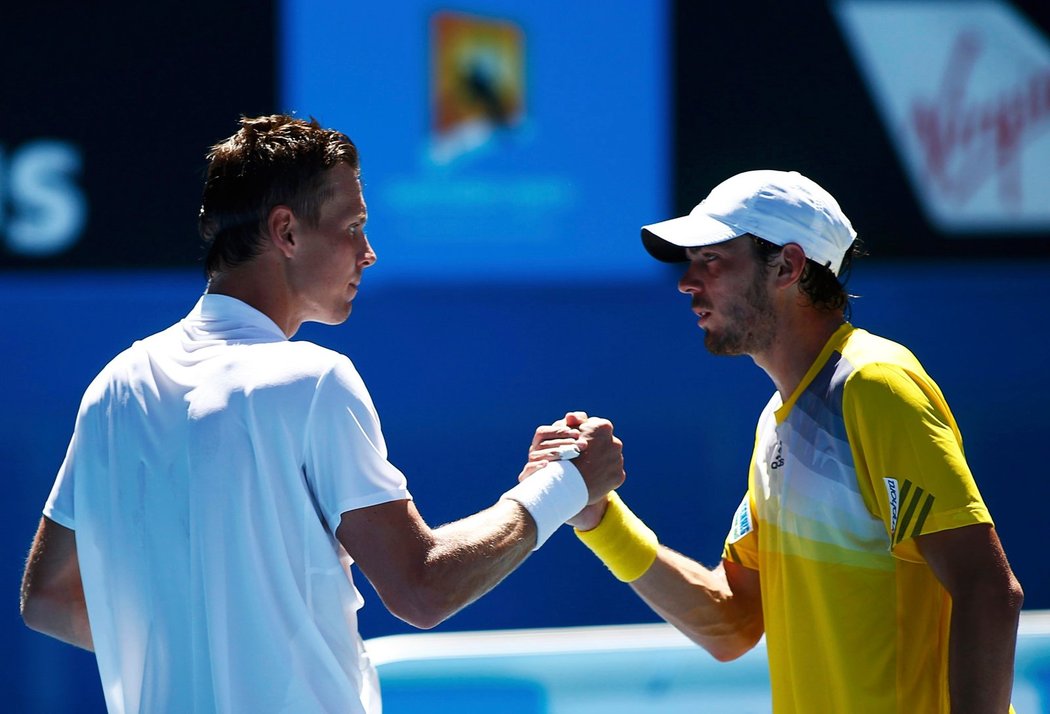 Tomáš Berdych (vlevo) si na Australian Open poradil s Guillaumem Rufinem a postupuje do třetího kola