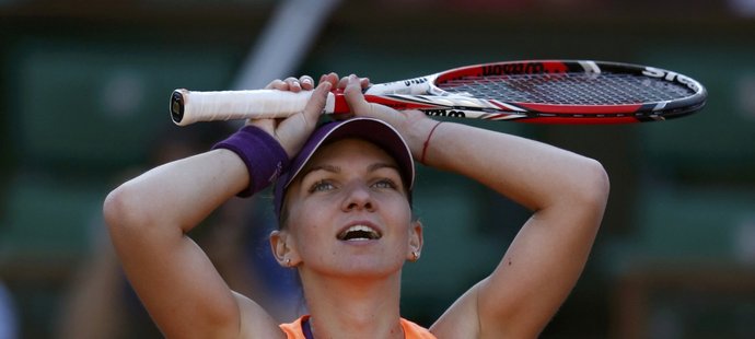 Rumunská tenistka Simona Halepová se raduje z postupu do finále French Open