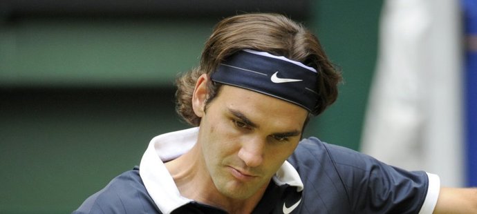 Roger Federer přijímá na bekhend