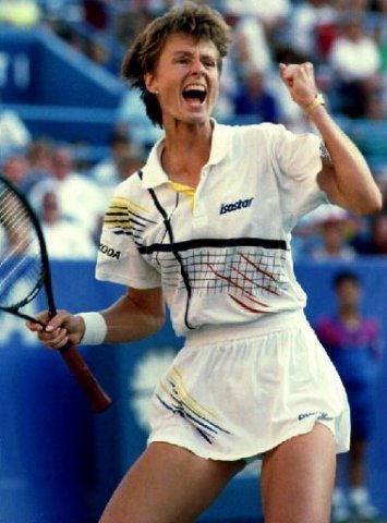 Helena Suková se raduje z vítězství nad Martinou Navrátilovou na US Open v roce 1993