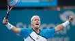 Lleyton Hewitt porazil prvního nasazeného Federera ve třech setech.