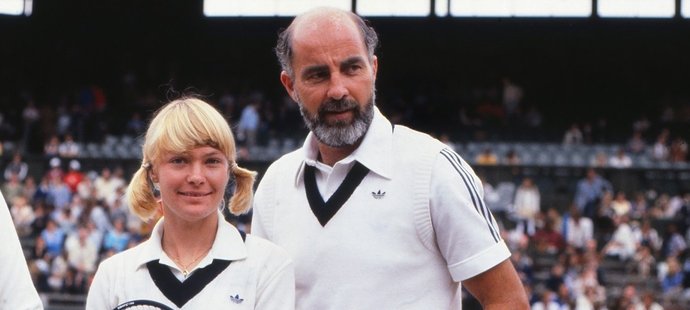 V roce 1979 vyhrál australský tenista Bob Hewitt, který později přijal jihoafrické občanství, smíšenou čtyřhru ve Wimbledonu s Greer Stevensovou.