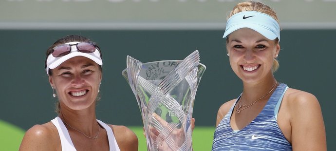 Martina Hingisová (vlevo) získala turnajový titul ve čtyřhře v Miami po boku Němky Sabiny Lisické