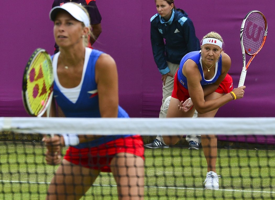 Andrea Hlaváčková (vepředu) s Lucií Hradeckou během tenisového turnaje v olympijském Wimbledonu