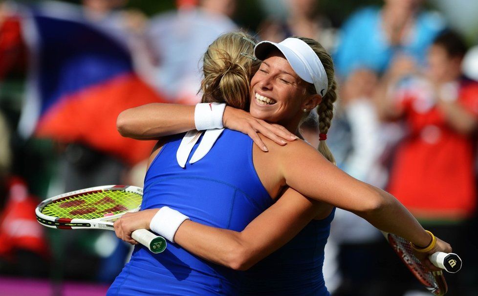 Andrea Hlaváčková (vepředu) s Lucií Hradeckou během tenisového turnaje v olympijském Wimbledonu