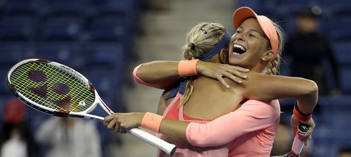 Hlaváčková s Hradeckou se radují z postupu do finále US Open