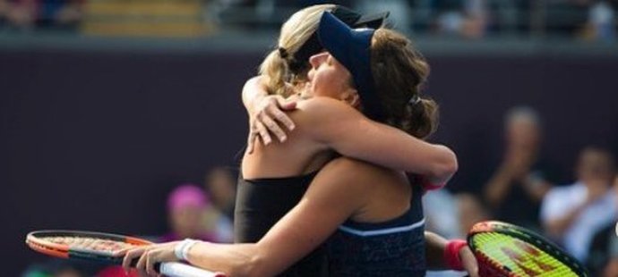 Andrea Sestini Hlaváčková a Barbora Strýcová vyhrály čtyřhru na elitním turnaji v Pekingu a slaví druhý společný a zatím nejcennější titul.