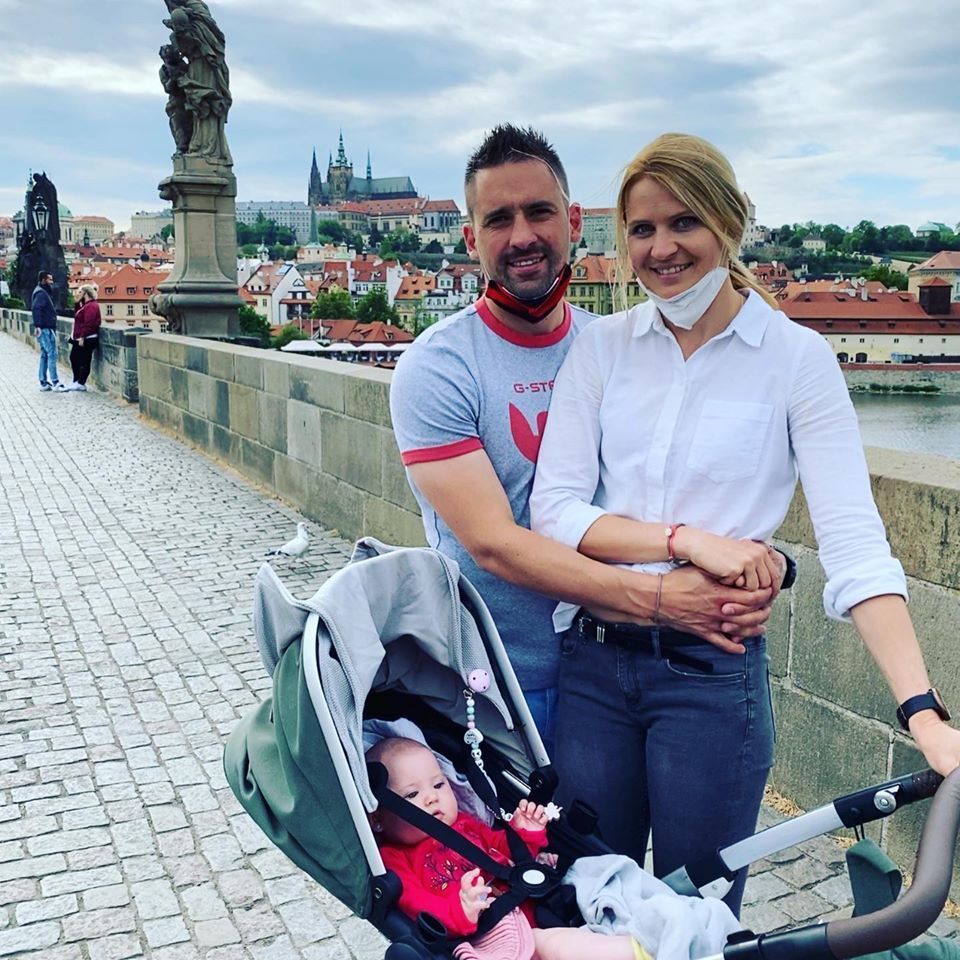 Lucie Šafářová s Tomášem Plekancem a malou dcerkou vyrazili na procházku na Karlův most.