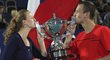 Tomáš Berdych s Petrou Kvitovou líbají vítěznou trofej - Hopman Cup