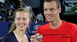 Petra Kvitová a Tomáš Berdych se pyšní diamantovými replikami tenisových míčků, které získali díky svému triumfu v Hopman Cupu