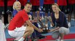 Tomáš Berdych a Petra Kvitová pózují s trofejí pro vítěze Hopmanova poháru spolu s vdovou po tenisové legendě Hary Hopmanovi Lucy