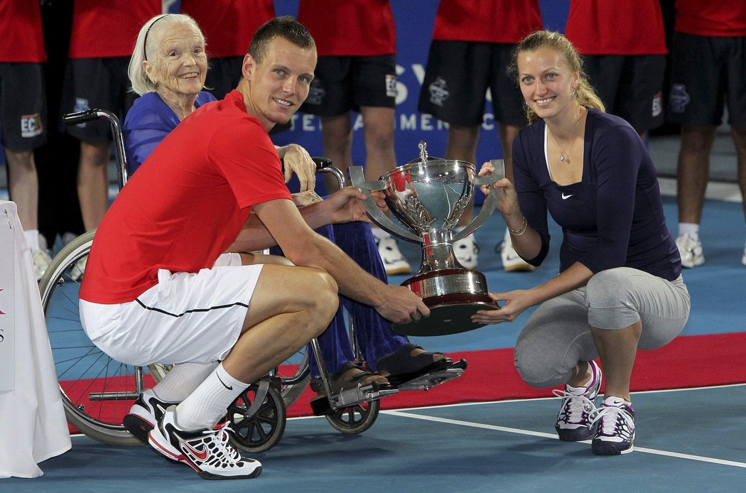 Tomáš Berdych a Petra Kvitová pózují s trofejí pro vítěze Hopmanova poháru spolu s vdovou po tenisové legendě Hary Hopmanovi Lucy