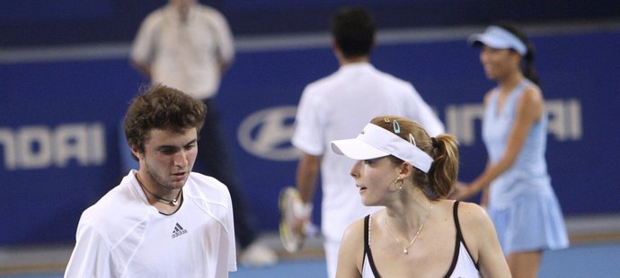 Francouzský tenisový pár Alizé Cornetová a Gilles Simon.