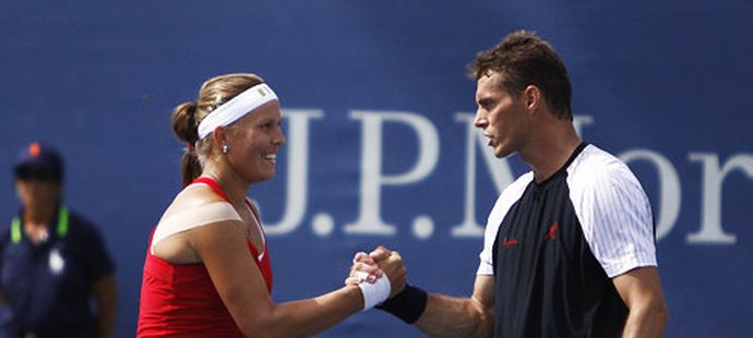 Lucie Hradecká s Františkem Čermákem se radují, na US Open jsou už v semifinále.