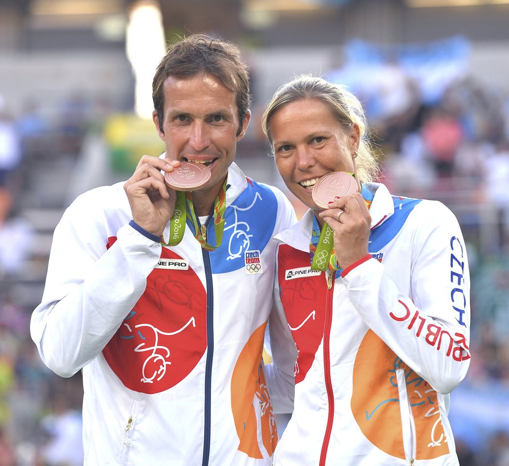 Radek Štěpánek a Lucie Hradecká se radují z bronzových olympijských medailí