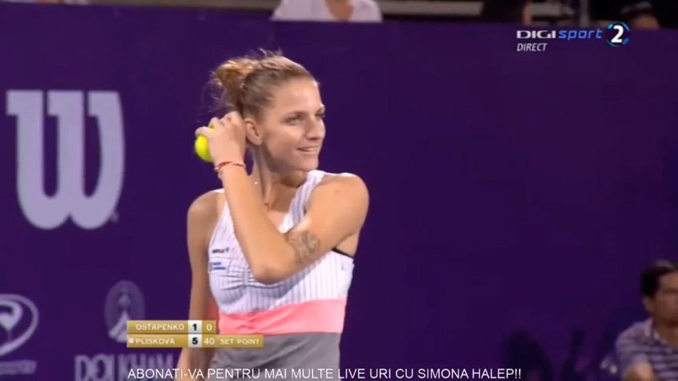 Karolína Plíšková se usmívá v zápase proti Jeleně Ostapenkové na exhibici v Thajsku