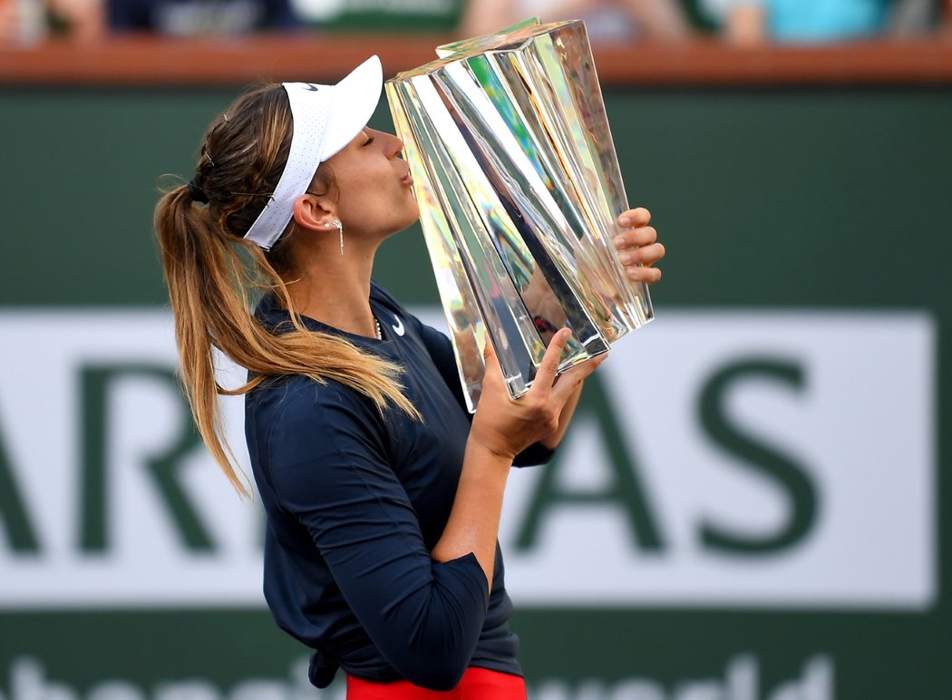 Španělská tenistka Paula Badosaová po vybojování triumfu na Indian Wells